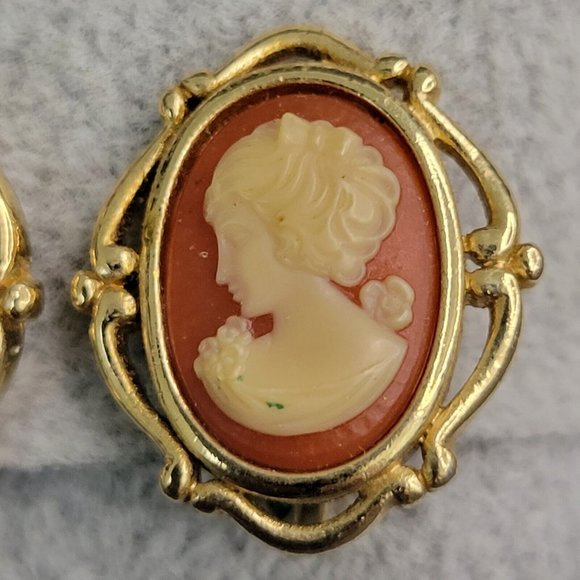 Crown Trifari Signed Vintage Women Gold Tone Metal Cameo Clip On Earrings 3/4 in - Picture 4 of 7